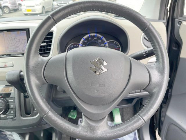 【純正革巻きステアリング】上質な革を使用することで、手にしっかり馴染みとても運転しやすいハンドルです♪