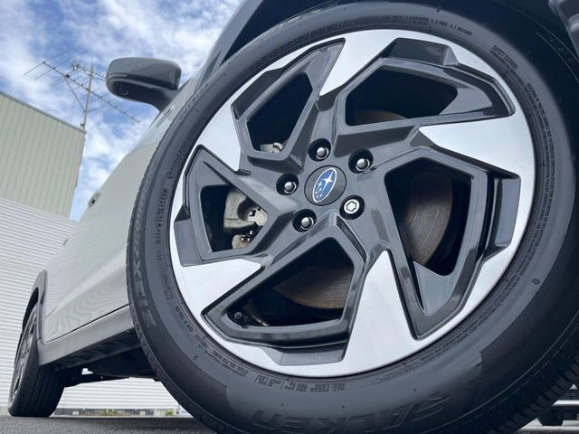 【純正18インチアルミホイール】外観にマッチした純正アルミホイールを装着しております。各種社外アルミホイールや、スタッドレスタイヤも取扱いしております。是非ご相談ください♪