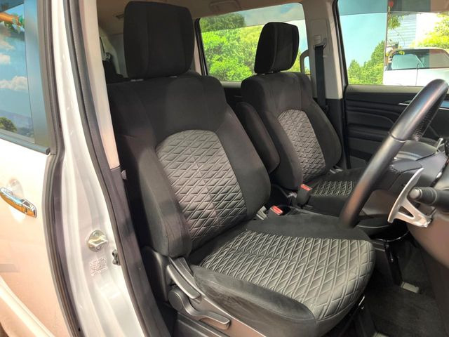 運転席まわりには十分なスペースがあり、大柄な方でもゆったり運転していただける環境です。
