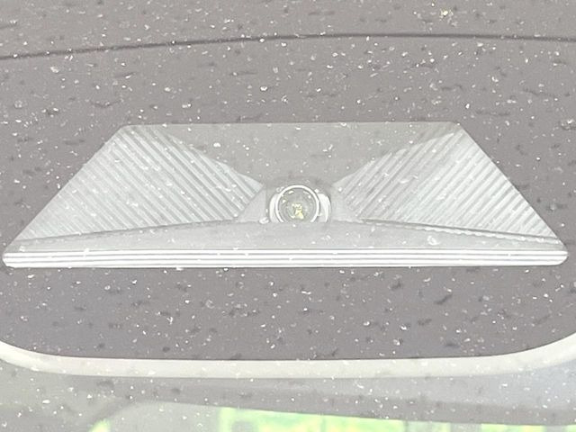 【ホンダセンシング】走行中に前方の車両等を認識し、衝突しそうな時は警報とブレーキで衝突回避と被害軽減をアシスト。より安全にドライブをお楽しみいただけます。