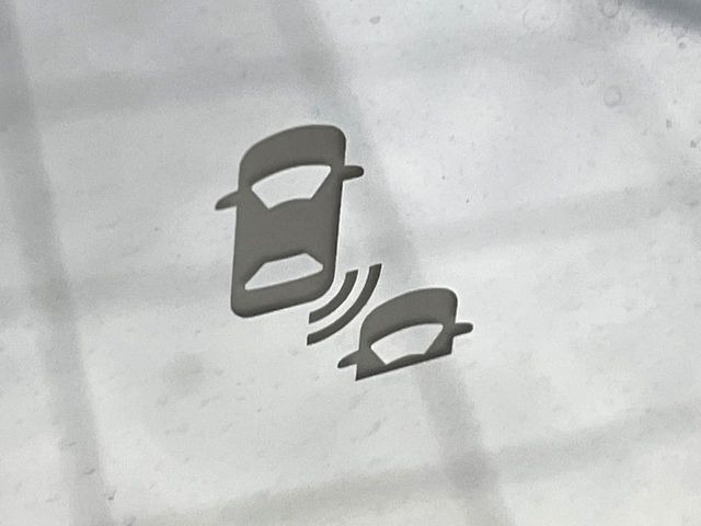 【ブラインドスポットインフォメーション】走行中、ドアミラーの死角になりやすい箇所に後続車が接近するとサイドミラー付近に警告を表示、ドライバーに注意喚起をしてくれます。
