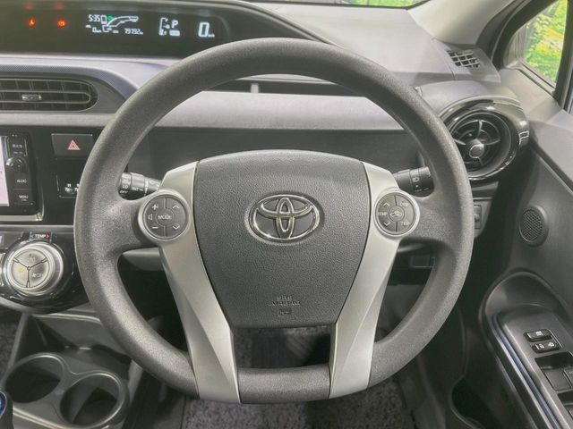 �C���e���A�ɍ��킹���f�U�C���̃X�e�A�����O�́A�^�]�������̂��Ƃ��l���A�^�]���₷���`��A�傫���ł��B�����x�A���ۂɐG���Ă��m���߂��������B
