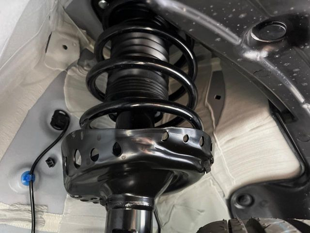 お車を安心してお乗りいただく為には、足回りの定期点検が欠かせません。サービスサポート(有償保証)では無料点検もご提供しており、安心のカーライフをお過ごしいただけるサポート体制が整っています。
