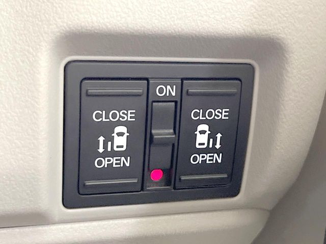 【両側パワースライドドア】スマートキーや運転席のスイッチで後席両側スライドドアの開閉が可能♪電動だから力を入れてドアを開ける必要が無く、小さなお子様でも簡単に開け閉めでき快適です♪