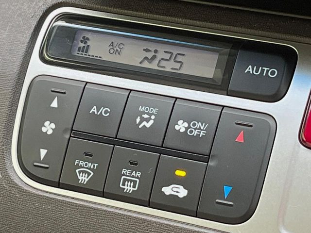 【オートエアコン】一度お好みの温度に設定すれば、車内の温度を検知し風量や温度を自動で調整。暑い&hellip;寒い&hellip;と何度もスイッチ操作をする必要はありません。快適な車内空間には必須の機能ですね♪