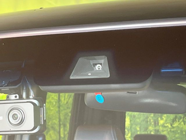 【ホンダセンシング】走行中に前方の車両等を認識し、衝突しそうな時は警報とブレーキで衝突回避と被害軽減をアシスト。より安全にドライブをお楽しみいただけます。