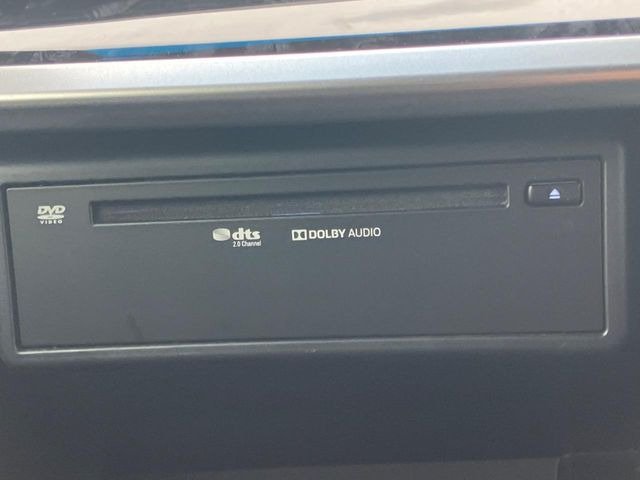 【CD/DVDデッキ】オプションのCD/DVDデッキを搭載。ディスプレイオーディオでエンタメをお楽しみいただけます。
