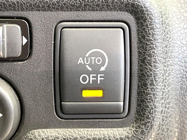 【アイドリングストップ】赤信号や渋滞で停車した際にエンジンを停止し、無駄な燃料の消費を抑えます。燃費向上や環境保護につなげる機能♪エンジンはブレーキを離せば再始動します。