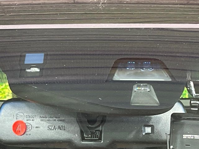 【シティブレーキアクティブシステム】低速走行中に前方の車両等を認識し、衝突しそうな時は警報とブレーキで衝突回避と被害軽減をアシスト。より安全にドライブをお楽しみいただけます。