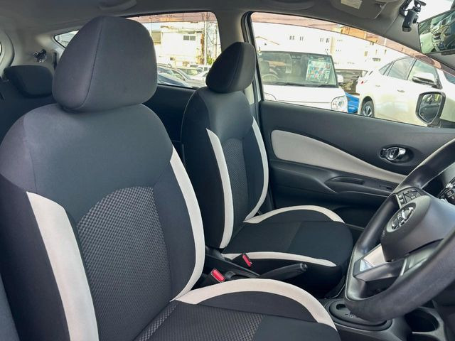 運転席まわりには十分なスペースがあり、大柄な方でもゆったり運転していただける環境です。