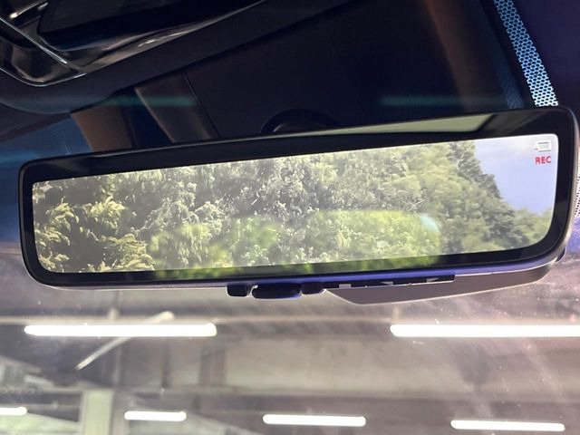 【デジタルインナーミラー】カメラが撮影した車両後方の映像をルームミラー内に表示。クリアな視界で状況の確認が可能です!※ドラレコ機能ご利用には別途SDカードをご用意いただく場合があります。