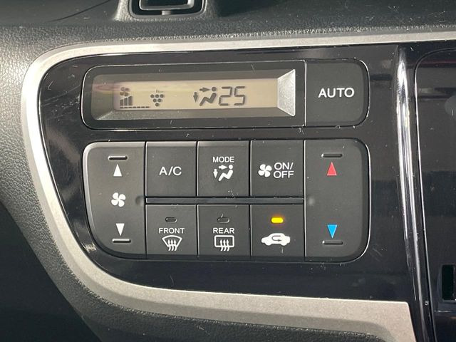 【オートエアコン】一度お好みの温度に設定すれば、車内の温度を検知し風量や温度を自動で調整。暑い&hellip;寒い&hellip;と何度もスイッチ操作をする必要はありません。快適な車内空間には必須の機能ですね♪