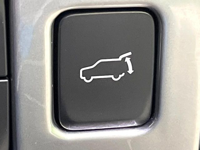 【パワーバックドア】スマートキーや運転席のボタンを押すだけでリアゲートが自動で開閉します!荷物を持っている時や、高い位置にあるバックドアを閉める際に便利な機能です♪