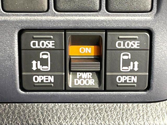 【両側パワースライドドア】スマートキーや運転席のスイッチで後席両側スライドドアの開閉が可能♪電動だから力を入れてドアを開ける必要が無く、小さなお子様でも簡単に開け閉めでき快適です♪