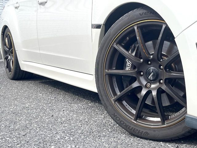 �yRAYS�A���~�z�C�[���z�O�ςɃ}�b�`���������A���~�z�C�[���𑕒����Ă���܂��B�e��ЊO�A���~�z�C�[����A�X�^�b�h���X�^�C�����戵�����Ă���܂��B���񂲑��k����������