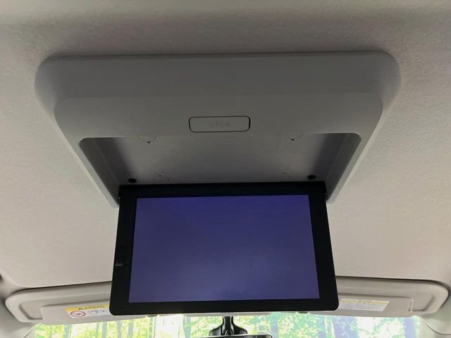 【フリップダウンモニター】大画面モニターで後席でもエンタメをお楽しみいただけます。小さなお子様にも大人気の装備です♪