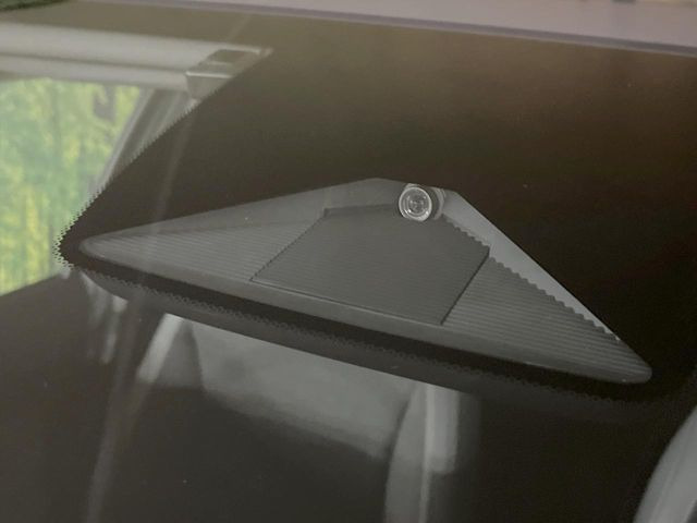 【ホンダセンシング】走行中に前方の車両等を認識し、衝突しそうな時は警報とブレーキで衝突回避と被害軽減をアシスト。より安全にドライブをお楽しみいただけます。