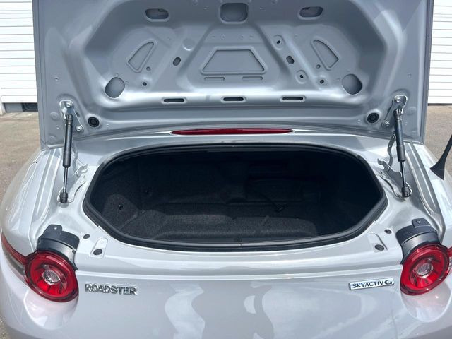 積み下ろしのしやすいデッキにはたっぷりと荷物を積み込んでいただけます。遊びから仕事まで、様々なシーンで頼れます♪