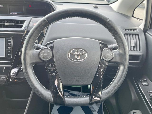 �C���e���A�ɍ��킹���f�U�C���̃X�e�A�����O�́A�^�]�������̂��Ƃ��l���A�^�]���₷���`��A�傫���ł��B�����x�A���ۂɐG���Ă��m���߂��������B