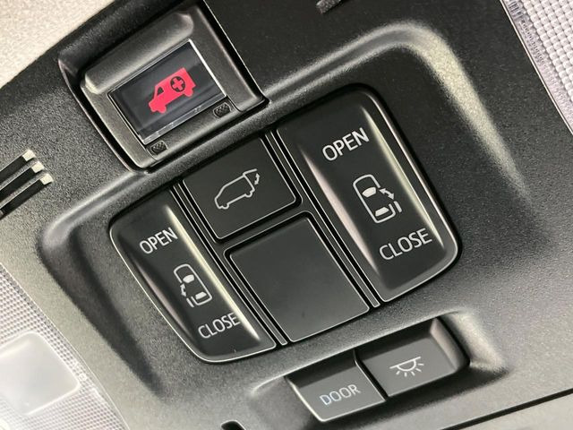 【両側パワースライドドア】スマートキーや運転席のスイッチで後席両側スライドドアの開閉が可能♪電動だから力を入れてドアを開ける必要が無く、小さなお子様でも簡単に開け閉めでき快適です♪