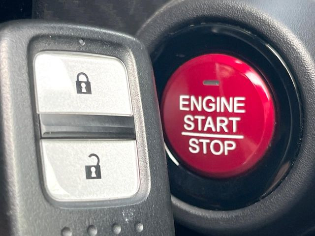�yHonda�X�}�[�g�L�[�z�J�o����|�P�b�g�ɓ��ꂽ�܂܂ł��h�A�̎{���E�������\�ȃX�}�[�g�L�[�𑕔��B�G���W���̃I���E�I�t�����J�M�����o���K�v����������Ƃ��Ă��֗��ł���