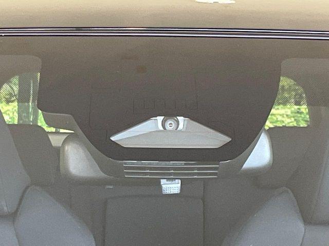 【トヨタセーフティセンス】走行中に前方の車両等を認識し、衝突しそうな時は警報とブレーキで衝突回避と被害軽減をアシスト。より安全にドライブをお楽しみいただけます。