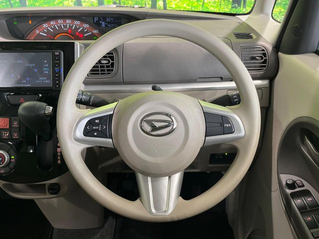 インテリアに合わせたデザインのステアリングは、運転される方のことも考え、運転しやすい形状、大きさです。是非一度、実際に触ってお確かめください。