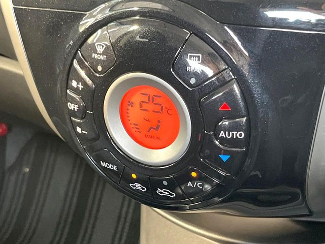 【オートエアコン】一度お好みの温度に設定すれば、車内の温度を検知し風量や温度を自動で調整。暑い&hellip;寒い&hellip;と何度もスイッチ操作をする必要はありません。快適な車内空間には必須の機能ですね♪