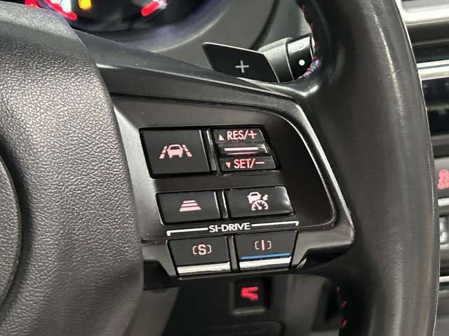 【レーダークルーズコントロール】ミリ波レーダーが車間距離を測って設定車速内で車速に比例した車間距離を保ちながら追従走行する装置で近づきすぎたときは自動でブレーキし、離れすぎたときには自動増速もする。