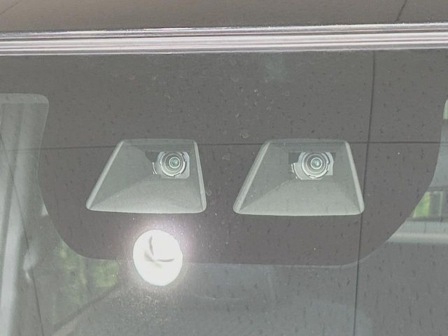 【スマートアシスト】走行中に前方の車両等を認識し、衝突しそうな時は警報とブレーキで衝突回避と被害軽減をアシスト。より安全にドライブをお楽しみいただけます。