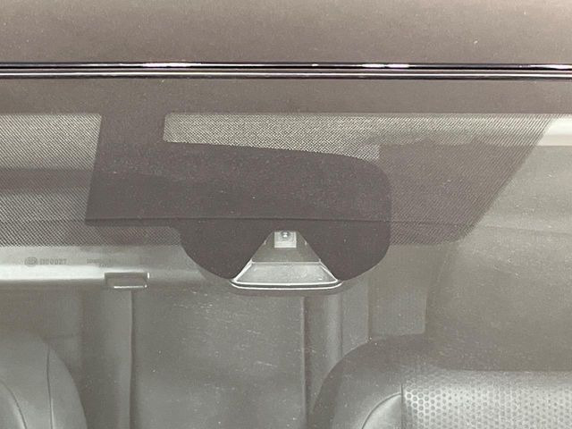 【エマージェンシーブレーキ】走行中に前方の車両等を認識し、衝突しそうな時は警報とブレーキで衝突回避と被害軽減をアシスト。より安全にドライブをお楽しみいただけます。