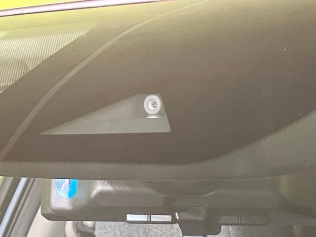 【エマージェンシーブレーキ】走行中に前方の車両等を認識し、衝突しそうな時は警報とブレーキで衝突回避と被害軽減をアシスト。より安全にドライブをお楽しみいただけます。