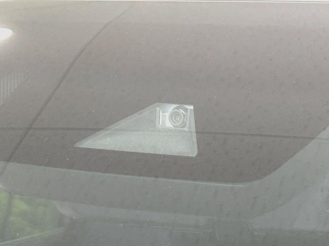 【トヨタセーフティセンス】走行中に前方の車両等を認識し、衝突しそうな時は警報とブレーキで衝突回避と被害軽減をアシスト。より安全にドライブをお楽しみいただけます。