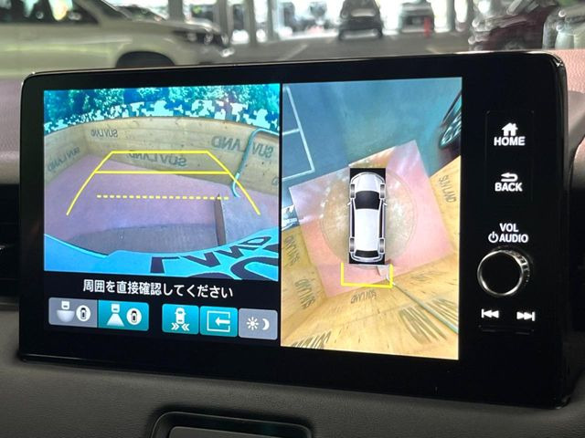 【マルチビューカメラシステム】専用のカメラにより、上から見下ろしたような視点で360度クルマの周囲を確認することができます☆死角部分も確認しやすく、狭い場所での切り返しや駐車もスムーズに行えます。
