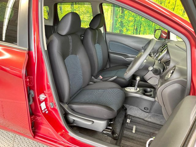 運転席シート廻りは使用感も少なく、良好な状態となっています。前オーナー様が丁寧に使っていたことがよくわかりますね。