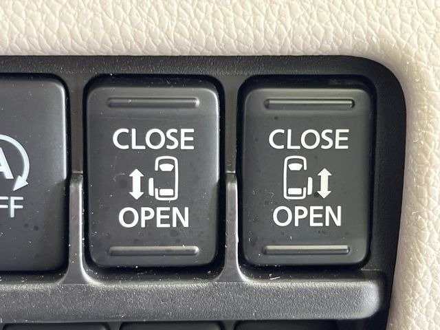 【両側パワースライドドア】スマートキーや運転席のスイッチで後席両側スライドドアの開閉が可能♪電動だから力を入れてドアを開ける必要が無く、小さなお子様でも簡単に開け閉めでき快適です♪