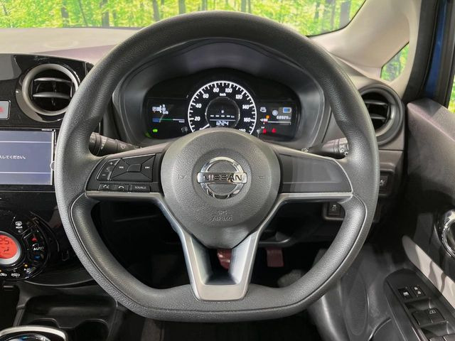 �C���e���A�ɍ��킹���f�U�C���̃X�e�A�����O�́A�^�]�������̂��Ƃ��l���A�^�]���₷���`��A�傫���ł��B�����x�A���ۂɐG���Ă��m���߂��������B