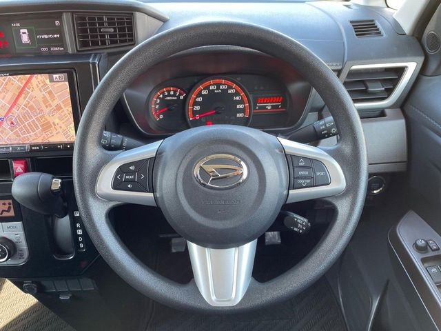 �C���e���A�ɍ��킹���f�U�C���̃X�e�A�����O�́A�^�]�������̂��Ƃ��l���A�^�]���₷���`��A�傫���ł��B�����x�A���ۂɐG���Ă��m���߂��������B