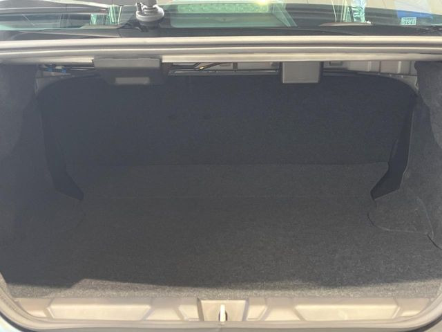 積み下ろしのしやすいデッキにはたっぷりと荷物を積み込んでいただけます。遊びから仕事まで、様々なシーンで頼れます♪