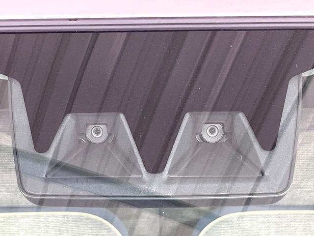【スマートアシスト】走行中に前方の車両等を認識し、衝突しそうな時は警報とブレーキで衝突回避と被害軽減をアシスト。より安全にドライブをお楽しみいただけます。