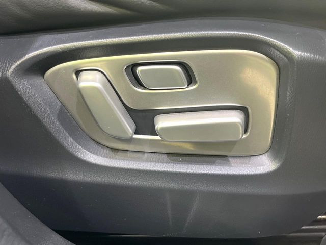 【メモリー機能付きパワーシート】ドライバーごとに設定したシート位置を記憶して、ボタン一つで切り替えできる便利な機能!運転する方が複数名いらっしゃるご家庭におすすめです♪