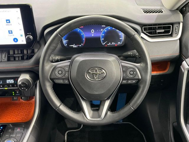 インテリアに合わせたデザインのステアリングは、運転される方のことも考え、運転しやすい形状、大きさです。是非一度、実際に触ってお確かめください。