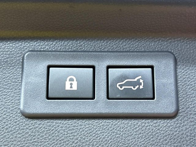【パワーバックドア】スマートキーや運転席のボタンを押すだけでリアゲートが自動で開閉します!荷物を持っている時や、高い位置にあるバックドアを閉める際に便利な機能です♪