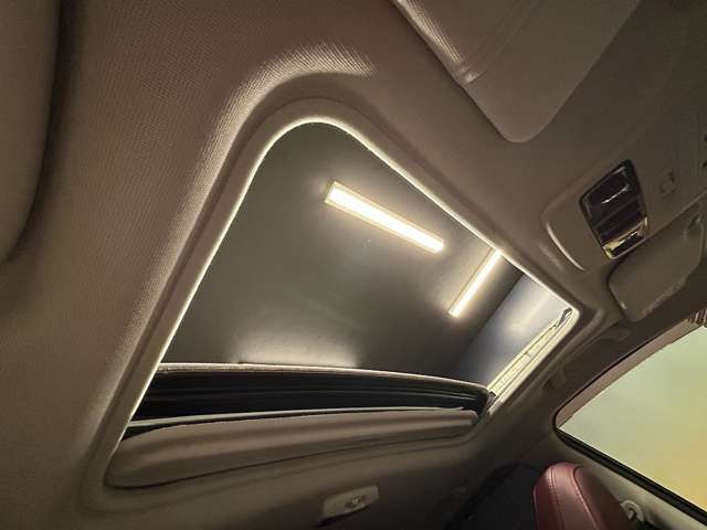 解放感溢れる【サンルーフ】☆車内には爽やかな風や太陽の穏やかな光が差し込みます☆