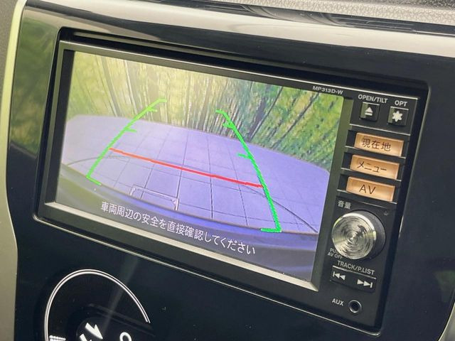 【バックカメラ】駐車時に後方がリアルタイム映像で確認できます。大型商業施設や立体駐車場での駐車時や、夜間のバック時に大活躍!運転スキルに関わらず、今や必須となった装備のひとつです!