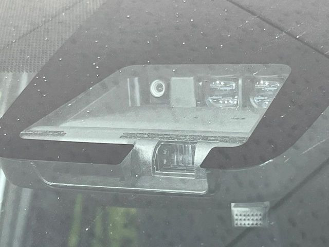 【トヨタセーフティセンス】走行中に前方の車両等を認識し、衝突しそうな時は警報とブレーキで衝突回避と被害軽減をアシスト。より安全にドライブをお楽しみいただけます。