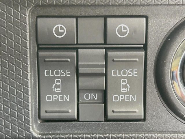 【両側パワースライドドア】スマートキーや運転席のスイッチで後席両側スライドドアの開閉が可能♪電動だから力を入れてドアを開ける必要が無く、小さなお子様でも簡単に開け閉めでき快適です♪