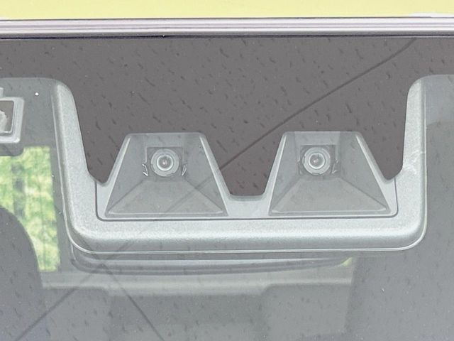 【スマートアシスト】走行中に前方の車両等を認識し、衝突しそうな時は警報とブレーキで衝突回避と被害軽減をアシスト。より安全にドライブをお楽しみいただけます。