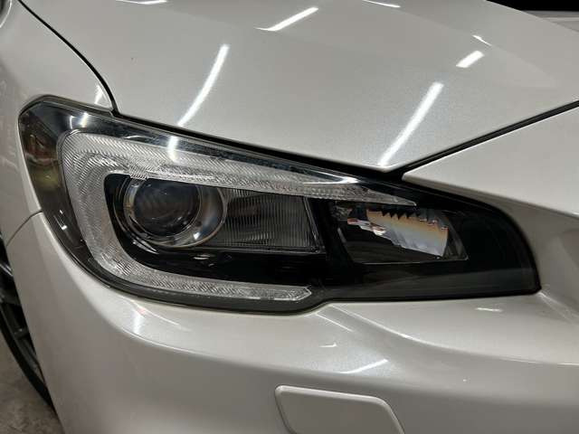 【LEDヘッドランプ】ハロゲンヘッドランプの約2倍の光量でより明るく遠くを照らし、夜間走行時の視認性を高める。さらに長寿命や、省電力も魅力。