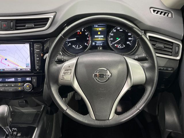 �C���e���A�ɍ��킹���f�U�C���̃X�e�A�����O�́A�^�]�������̂��Ƃ��l���A�^�]���₷���`��A�傫���ł��B�����x�A���ۂɐG���Ă��m���߂��������B